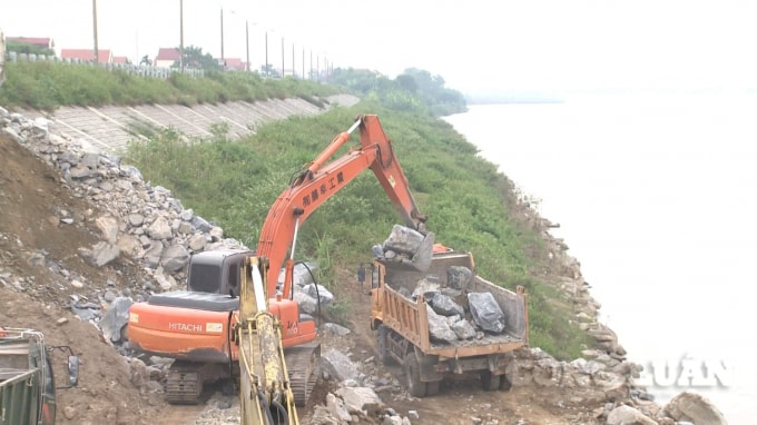 Ban Chỉ huy phòng chống lụt bão tỉnh Phú Thọ huy động đơn vị thi là Công cổ phần xây dựng 377 tham gia xử lý.