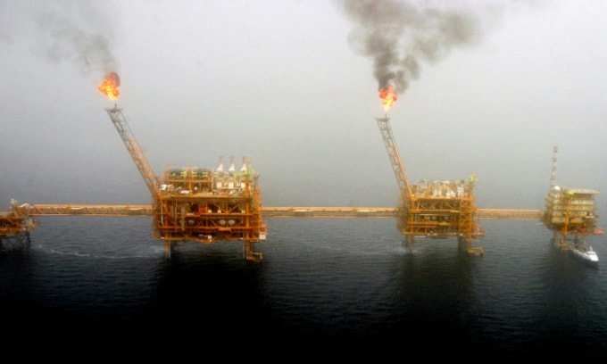 Các dàn khoan dầu của Iran. Ảnh: Reuters