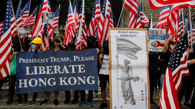 Người biểu tình tụ tập trước lãnh sự quán Mỹ tại Hong Kong hôm 7/9. Ảnh: Reuters