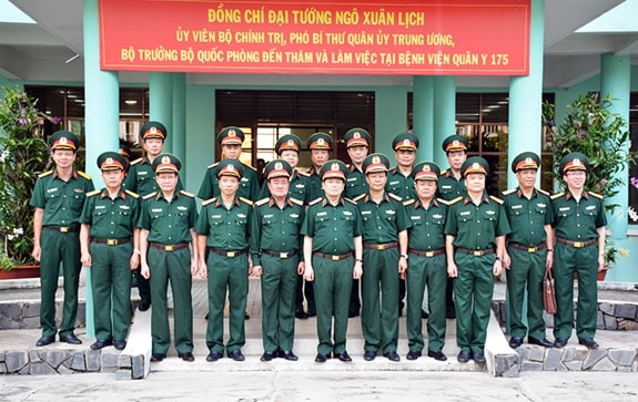 Đại tướng Ngô Xuân Lịch cùng Đoàn công tác chụp ảnh chung với lãnh đạo, y bác sĩ Bệnh viện Quân y 175. Ảnh: BQP.