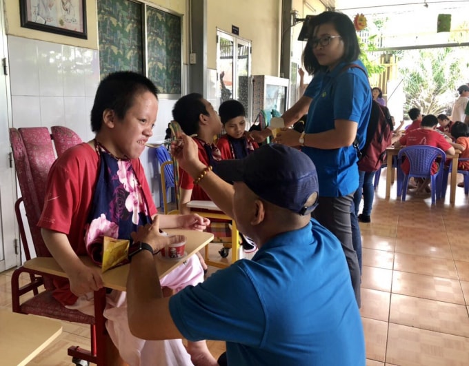Cũng nhân dịp này, Tập đoàn cũng đồng hành trong cuộc thi làm lồng đèn Trung thu tại xã Tiến Thành, Phan Thiết, Bình Thuận.