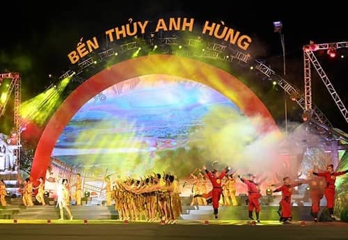 Chương trình nghệ thuật với các tiết mục ca múa nhạc đặc sắc, giàu chất sử thi. Ảnh Duy Linh