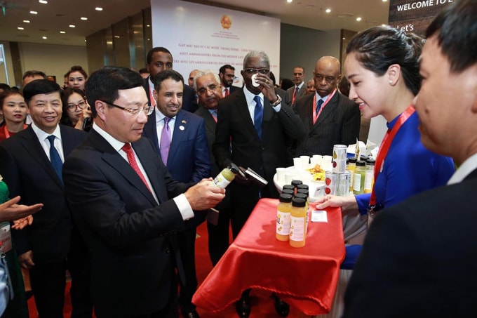Phó Thủ tướng Phạm Bình Minh thăm khu trưng bày các sản phẩm đặc sắc từ các địa phương và các nước trong khu vực Trung Đông-châu Phi. Ảnh: VGP