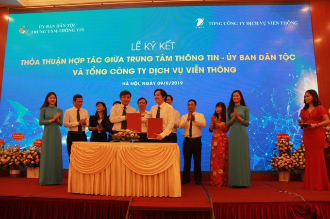 Ông Lương Hồng Khanh – P. Tổng Giám đốc VNPT VinaPhone (trái) và ông Nguyễn Ngọc Hà – Giám đốc TTTT - Ủy ban dân tộc cùng lãnh đạo các Vụ, các đơn vị trực thuộc của Uỷ ban Dân tộc.