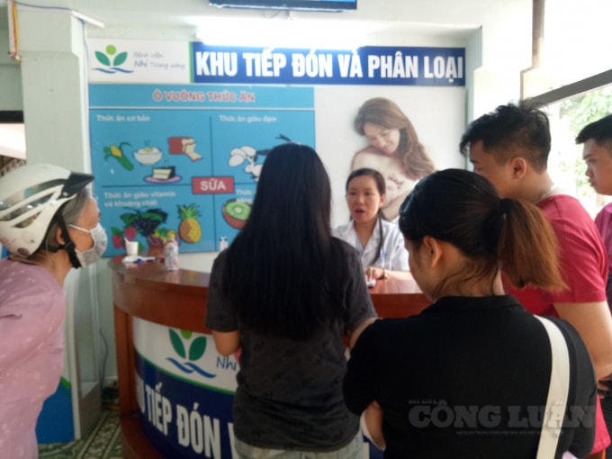 Các cơ sở KCB phải tránh tư vấn cho người bệnh không đúng về phạm vi quyền lợi của người có thẻ BHYT. Ảnh: Lương Minh