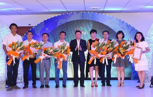 Ban tổ chức trao giải cho các hạng mục tại Liên hoan. Ảnh: Vietnamnet