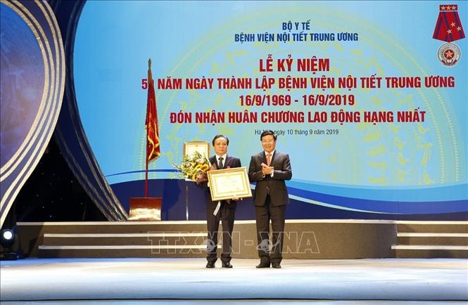 Phó Thủ tướng Phạm Bình Minh, Bộ trưởng Bộ Ngoại giao trao Huân chương lao động hạng Nhì cho Thầy thuốc nhân dân, PGS.TS Trần Ngọc Lương - Giám đốc bệnh viện Nội tiết Trung ương. Ảnh: TTXVN