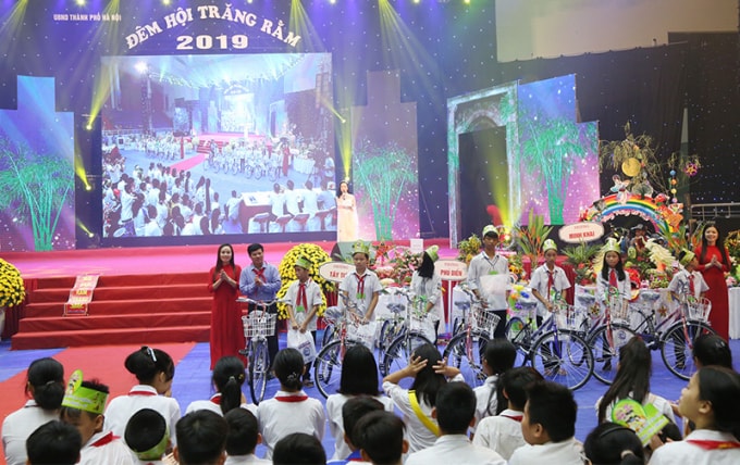 Phó Chủ tịch UBND TP. Hà Nội Ngô Văn Quý trao xe đạp cho trẻ em có hoàn cảnh đặc biệt vượt khó học giỏi. Ảnh: kinhtedothi.vn
