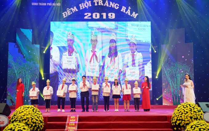 Chủ tịch UBND TP. Hà Nội Nguyễn Đức Chung tặng quà cho trẻ em tham dự