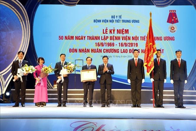 Thừa ủy quyền của Chủ tịch nước, Phó Thủ tướng, Bộ trưởng Bộ Ngoại giao Phạm Bình Minh trao tặng Huân chương Lao động hạng Nhất cho BV Nội tiết Trung ương và các tập thể, cá nhân của BV. Ảnh: TTXVN
