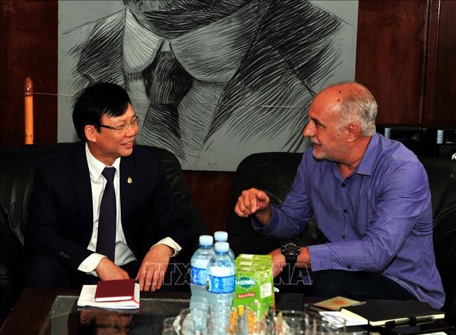 Phó Chủ tịch Thường trực Hội Nhà báo Việt Nam Hồ Quang Lợi hội đàm với Chủ tịch Hội nhà báo Cuba Ricardo Ronquillo Bello. Ảnh: Lê Hà/Pv TTXVN tại Cuba