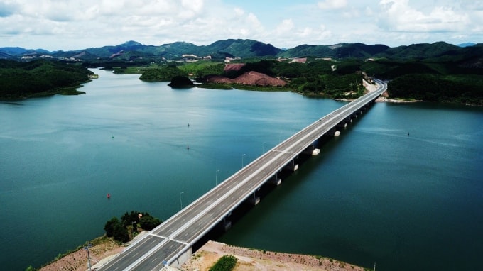 Hệ thống giao thông được đầu tư đồng bộ là “cú hích” để du lịch Hạ Long, Quảng Ninh phát triển mạnh. (Ảnh: Cao tốc Hạ Long – Vân Đồn)