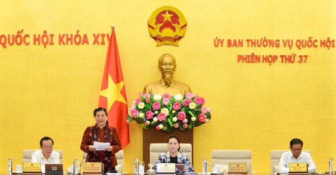 Phó Chủ tịch Thường trực Quốc hội Tòng Thị Phóng điều hành thảo luận tại phiên họp