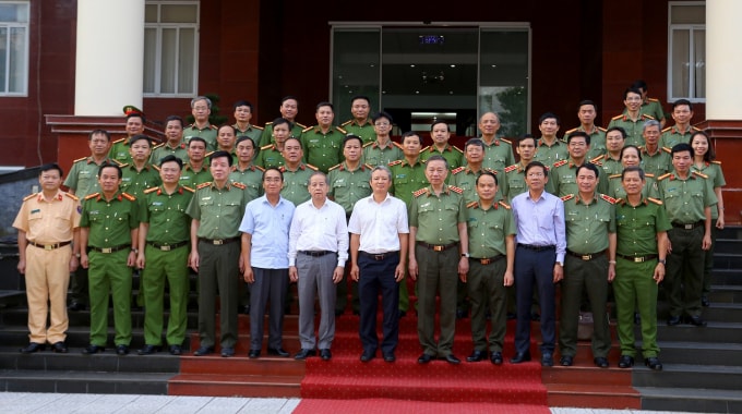 Đại tướng Tô Lâm Bộ trưởng Bộ Công an chụp ảnh lưu niệm với lãnh đạo tỉnh và lãnh đạo Công an tỉnh Thừa Thiên Huế.