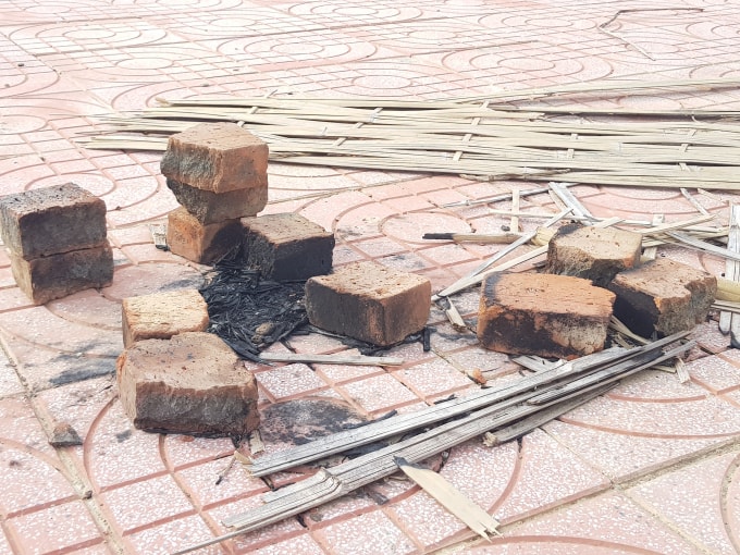 Công trình tôn nghiêm trở thành nơi đùa nghịch đốt lửa của trẻ nhỏ và phóng uế của trâu bò