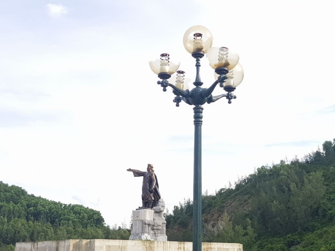 Hàng loạt cột đèn chiếu sáng đã bị đập nát, không còn một bóng, trơ trọi khung đèn