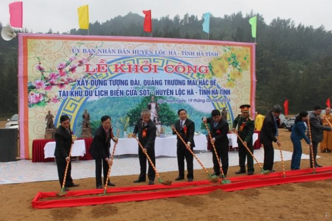 Các đại biểu về dự lễ khởi công xây dựng tượng đài, quảng trường Mai Hắc Đế 3 năm về trước. Ảnh T. Lộc