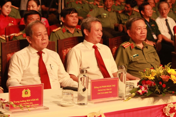 Lãnh đạo dự lễ Khai mạc Liên hoan Truyền hình, Phát thanh CAND (Ảnh: Cái Văn Long)