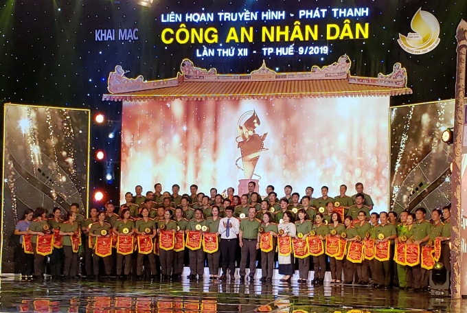 Thượng tướng Nguyễn Văn Thành – Thứ trưởng Bộ Công an, Ông Phạm Bình Minh – Tổng Giám đốc Đài Truyền hình Việt Nam, tặng cờ lưu niệm cho các đơn vị có tác phẩm tham gia dự thi (Ảnh: Cái Văn Long)