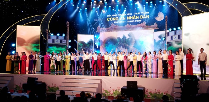 Văn nghệ chào mừng lễ khai mạc (Ảnh: Cái Văn Long).