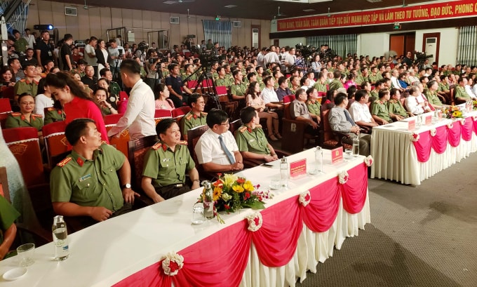Đông đảo các sở, ban, ngành và lực lượng CAND tham dự đêm khai mạc (Ảnh: Cái Văn Long)