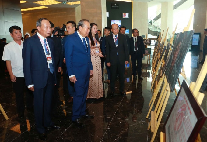 Phó Thủ tướng Thường trực Trương Hòa Bình và các đại biểu tham quan trưng bày một số hình ảnh về công tác phòng chống ma tuý của Việt Nam. Ảnh: VGP