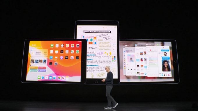 Tim Cook giới thiệu iPad mới.