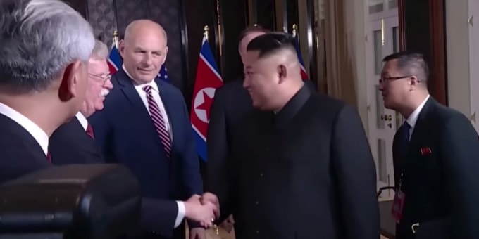 Ông John Bolton bắt tay với nhà lãnh đạo Triều Tiên Kim Jong-un trong cuộc gặp tại Hà Nội hồi tháng 2/2019. Ảnh: BI