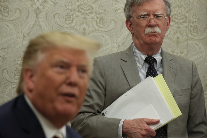Cố vấn an ninh Nhà Trắng John Bolton đứng phía sau Tổng thống Mỹ Donald Trump trong một cuộc họp. Ảnh: Politico
