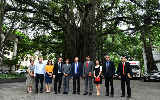 Đồng chí Thuận Hữu và Ngài Đại sứ Pranay Verma chụp ảnh lưu niệm cùng lãnh đạo, cán bộ, phóng viên Báo Nhân Dân và cán bộ Đại sứ quán Ấn Độ tại Việt Nam (Ảnh: THỦY NGUYÊN)