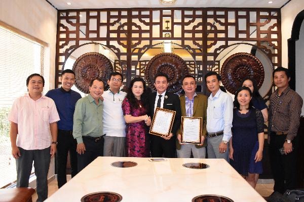 Ban thường trực CLB Doanh nhân Việt Nam chúc mừng Nam vương Huy Hoàng và Doanh nhân Phan Liên.