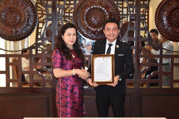 Bà Nguyễn Thị Thanh – Chủ tịch CLB Doanh Nhân Việt Nam trao quyết định bổ nhiệm Nam vương Huy Hoàng làm Phó Chủ tịch Thường trực CLB.