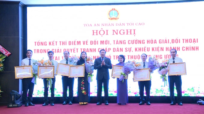 Đồng chí Phan Đình Trạc, Trưởng ban Nội chính Trung ương trao tặng Bằng khen cho các Trung tâm Hòa giải và các cá nhân tiêu biểu
