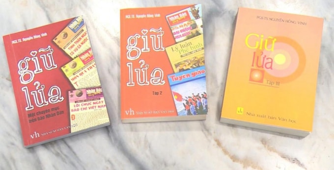 3 tập “Giữ lửa” của PGS.TS Nguyễn Hồng Vinh.