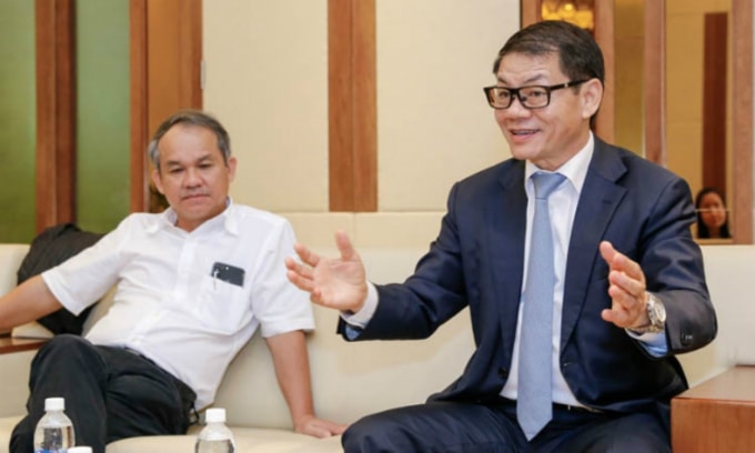 Ông Trần Bá Dương cùng ông Đoàn Nguyên Đức chia sẻ tại buổi kỷ niệm 1 năm Thaco đầu tư vào HAGL.