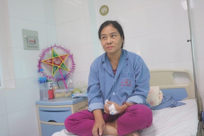Chị Đào Thúy Nga Thôn Hạ Đình -Thanh Xuân – Hà Nội đang nằm điều trị tại Khoa Bệnh nghề nghệp, Bệnh viện Thanh Nhàn. Ảnh: An Khang