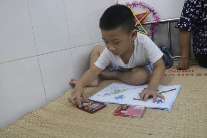 Cháu Nguyễn Khánh An đang điều trị tại khoa Nhi bệnh viện Đống Đa. Ảnh: An Khang