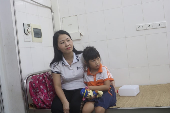 Cháu Hoàng Đỗ Khánh Linh mới nhập viện tại khoa Nhi, bệnh viện Đống Đa. Ảnh: An Khang