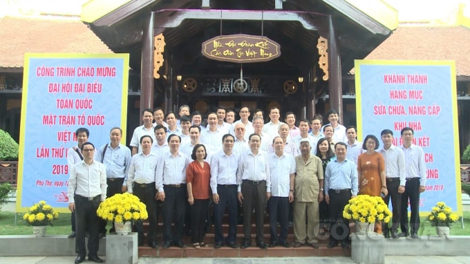 Đoàn đại biểu chụp ảnh lưu niệm tại Nhà Đại đoàn kết các dân tộc Việt Nam tại Khu di tích lịch sử Quốc gia Đền Hùng.
