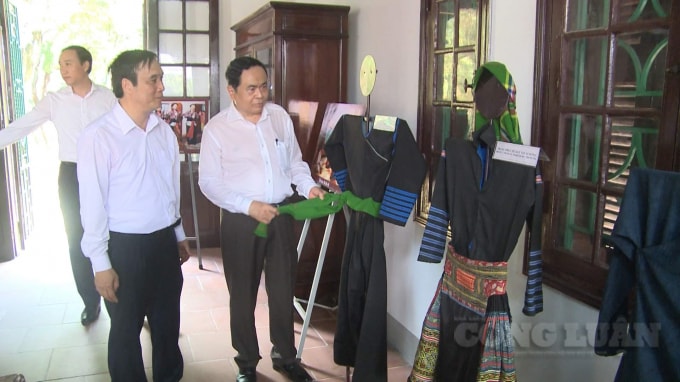 Trang phục và sản vật của đồng bào dân tộc tỉnh Phú Thọ được trưng bày tại nhà đại đoàn kết để đồng bào du khách thập phương tham quan mỗi dịp về Đền Hùng.
