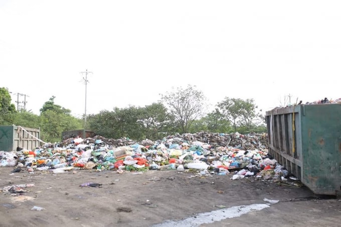 Bãi trung chuyển rác tại xã Liên Phương huyện Thường Tín - Hà Nội bị người dân phản ánh bốc mùi hôi thối. Ảnh Hà Long