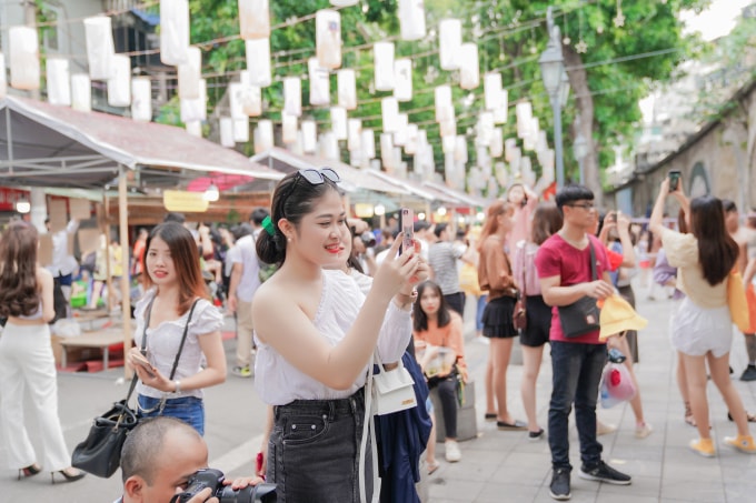 Trên tuyến phố Phùng Hưng cũng là dịp để nhiều bạn trẻ ghi lại những giây phút thanh xuân của mình. Ảnh Hà Long.