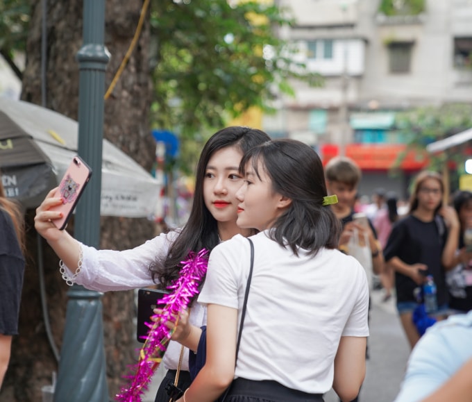 không chỉ có thiếu nhi, các nam thanh, nữ tú cũng thoải mái vui chơi, chụp lại những bức hình với bạn bè để lưu làm kỷ niệm. Ảnh Hà Long.