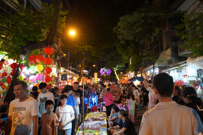Không khí tết Trung thu tại Hà Nội diễn ra rộn ràng, vui tươi các em nhỏ rất hào hứng khi được bố mẹ đưa lên những tuyến phố đi bộ. Ảnh Hà Long.