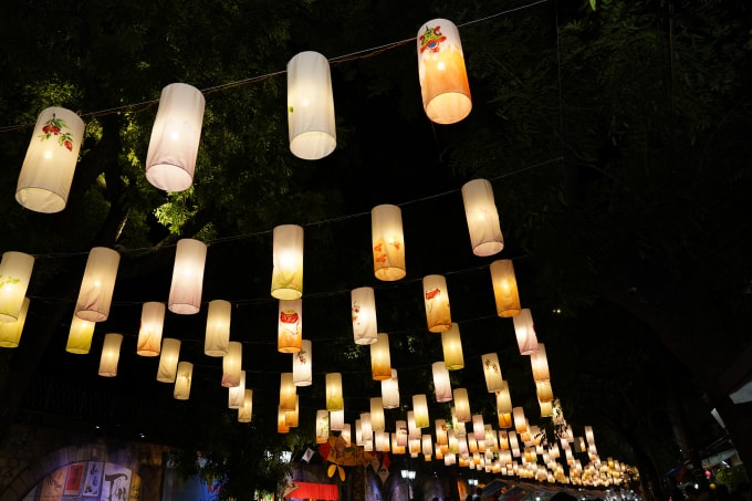 Buổi tối những chiếc đèn lồng được thắp sáng tạo nên nhiều sắc màu cho không gian. Ảnh Hà Long.