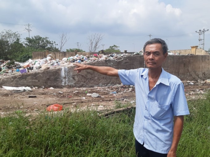 Ông Lê đình Kiên chi hội trưởng hội cựu chiến binh xã Liên Phương bức xúc phản ánh. Ảnh Hà Long.