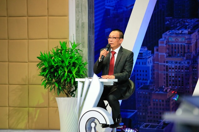 Nhà báo Lại Văn Sâm đồng hành cùng chương trình trong vai trò host. Ảnh: VTV
