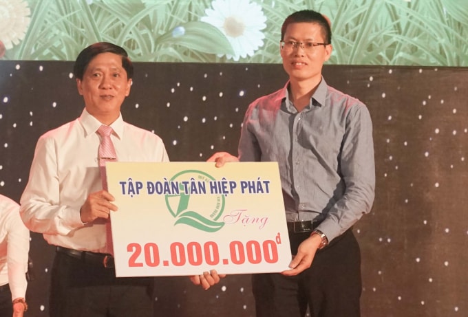 Đại diện Tân Hiệp Phát trao bảng tượng trưng tài trợ cho chương trình.