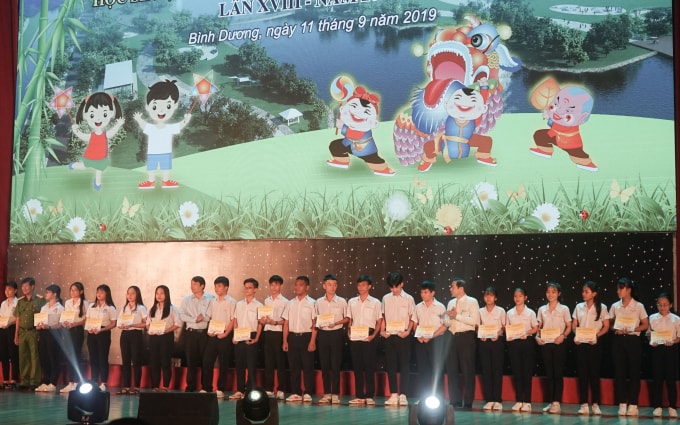Các em sinh viên, học sinh nhận học bổng trong chương trình.
