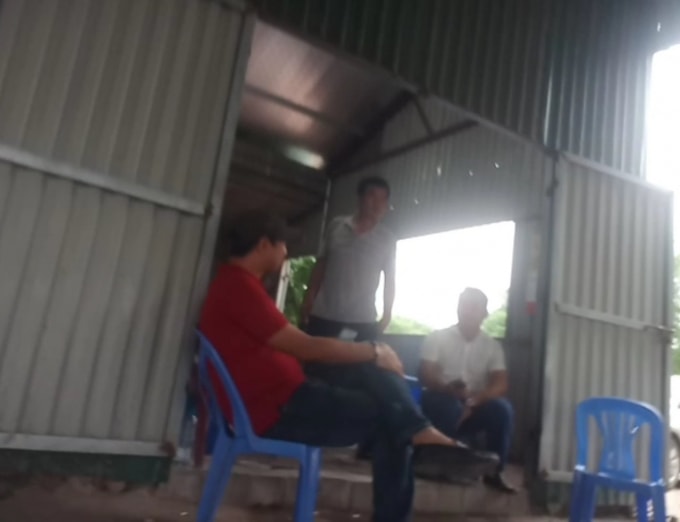 Rất đông giáo viên và học viên có mặt tại địa điểm dạy lái xe không phép trên
